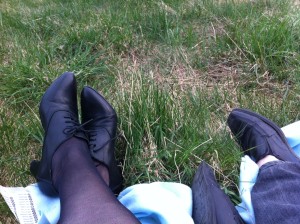 Äntligen fika i gräset. Men varför har jag inte tagit av mig strumporna? :)
