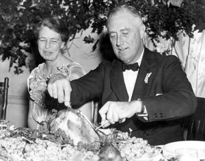 Mormor och morfar skär högtidligt upp kalkon från julbordet. Ska vi bryta deras tradition i år med köpta köttbullar?