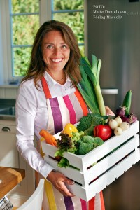 Ulrika Davidsson, här med en välfylld grönsaksback tipsar om kost och menyer.  